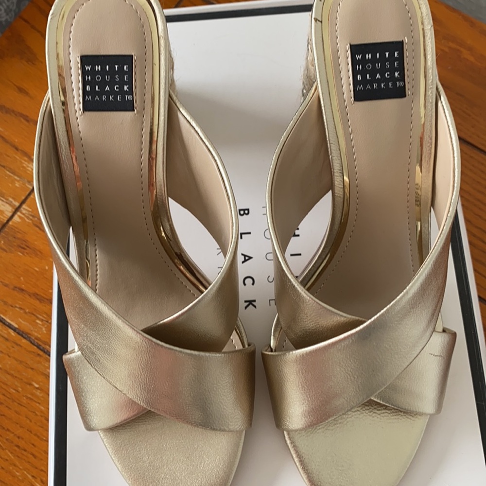 White House Black Market Rare Winslow Pumps